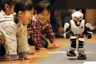 أطفال مندهشون أثناء رؤيتهم روبوت